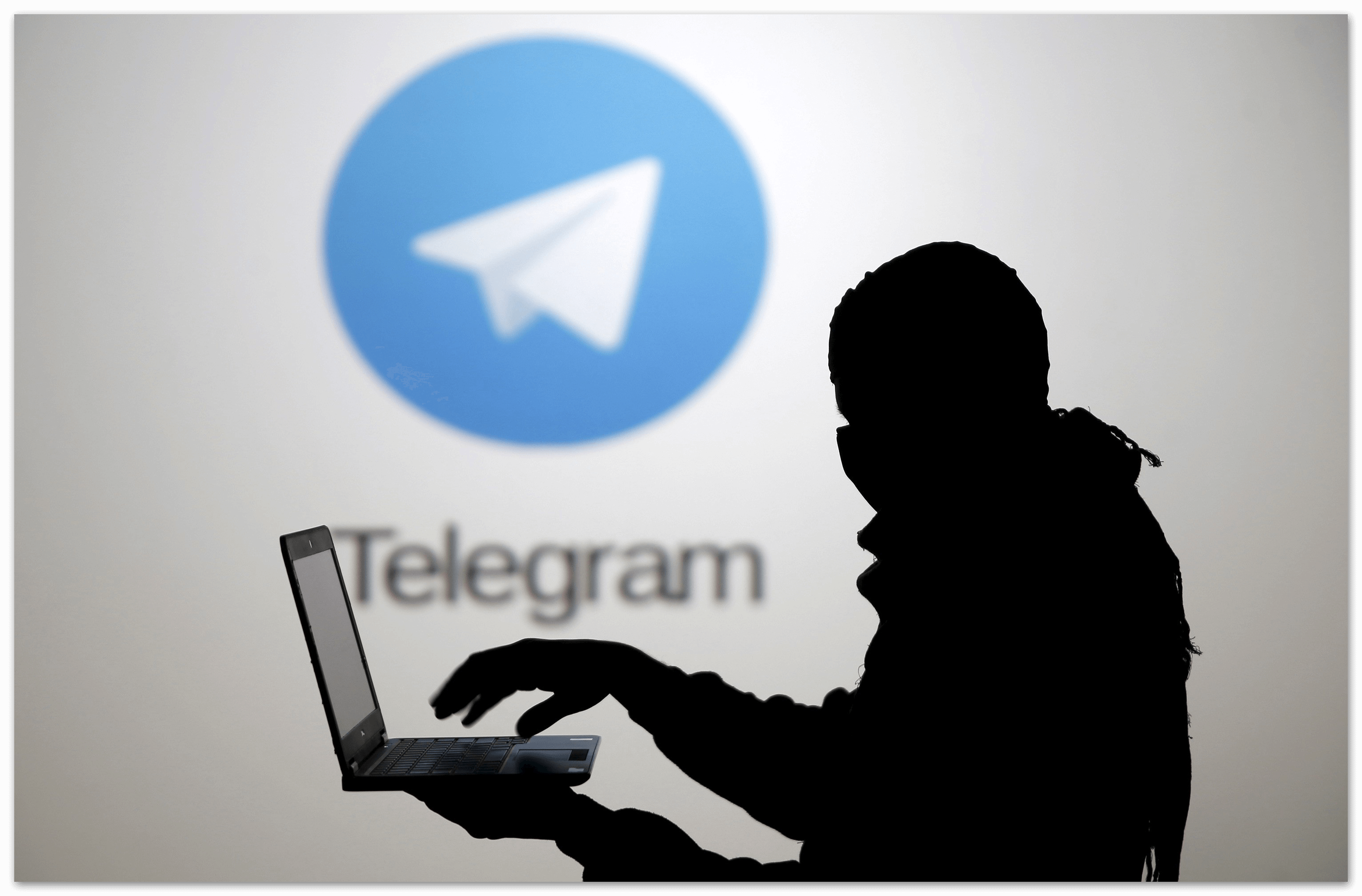 Силуэт человека на фоте логотипа Telegram